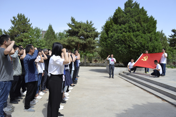 缅怀革命先烈  传承红色基因