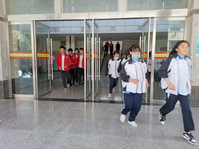 我校举行应急疏散演练和消防演练