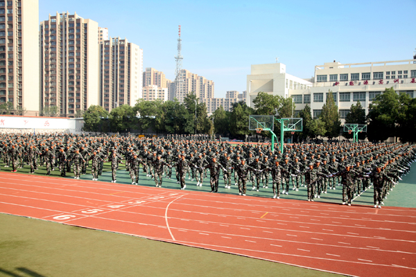 我校隆重举行2020级新生军训汇报表演暨庆祝第36个教师节表彰大会