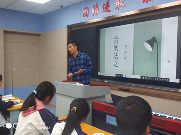 入职教师展风采 听课评课促成长