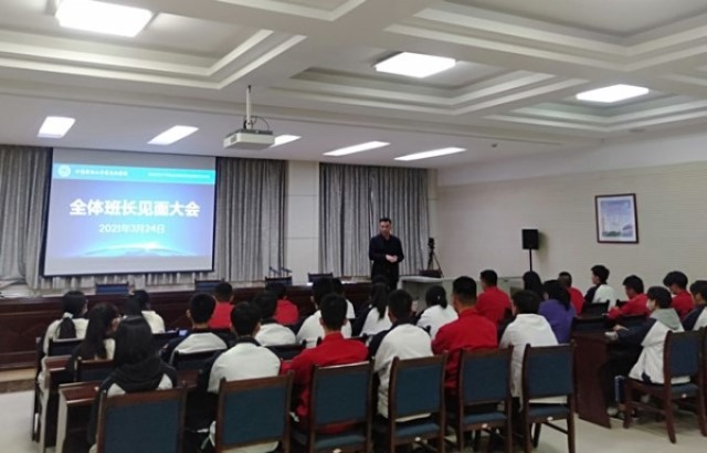 当好班长，做好助手