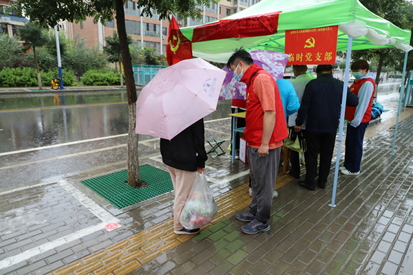 学校党员干部职工下沉社区开展疫情防控