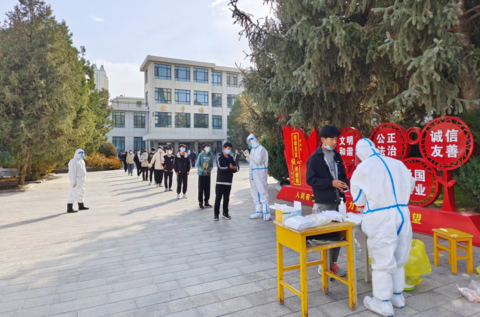 守好门管好人控好物，守护师生健康安全